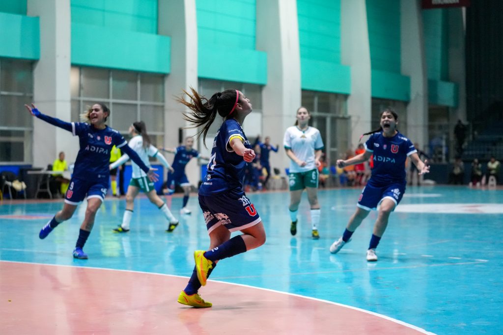 La alegría de Las Leonas del Futsal con el tricampeonato. Foto: Benjamín Muñoz / U de Chile Futsal