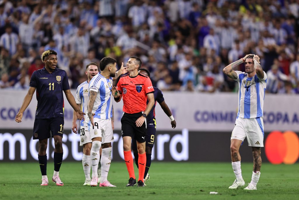 Matonte al pito: Argentina no la tuvo fácil contra Ecuador.