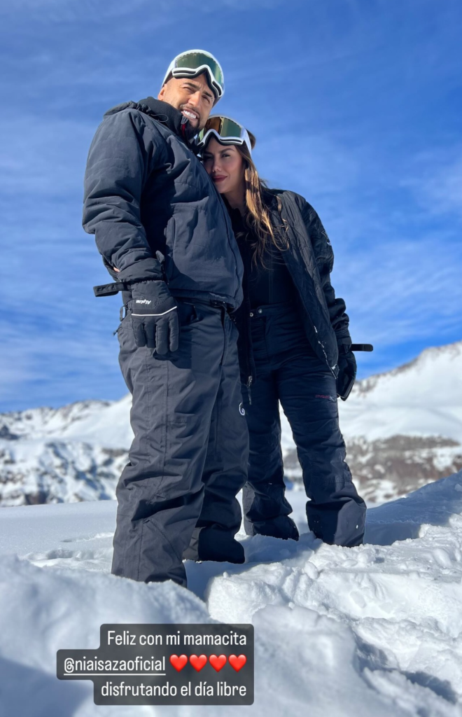 Arturo Vidal con su novia Sonia Isaza en Valle Nevado.