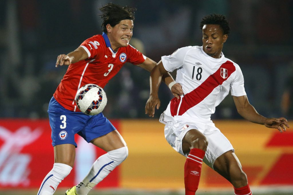 André Carrillo ante Miiko Albornoz en la Copa América 2015 que ganó la Roja. (Andrés Piña/Photosport).