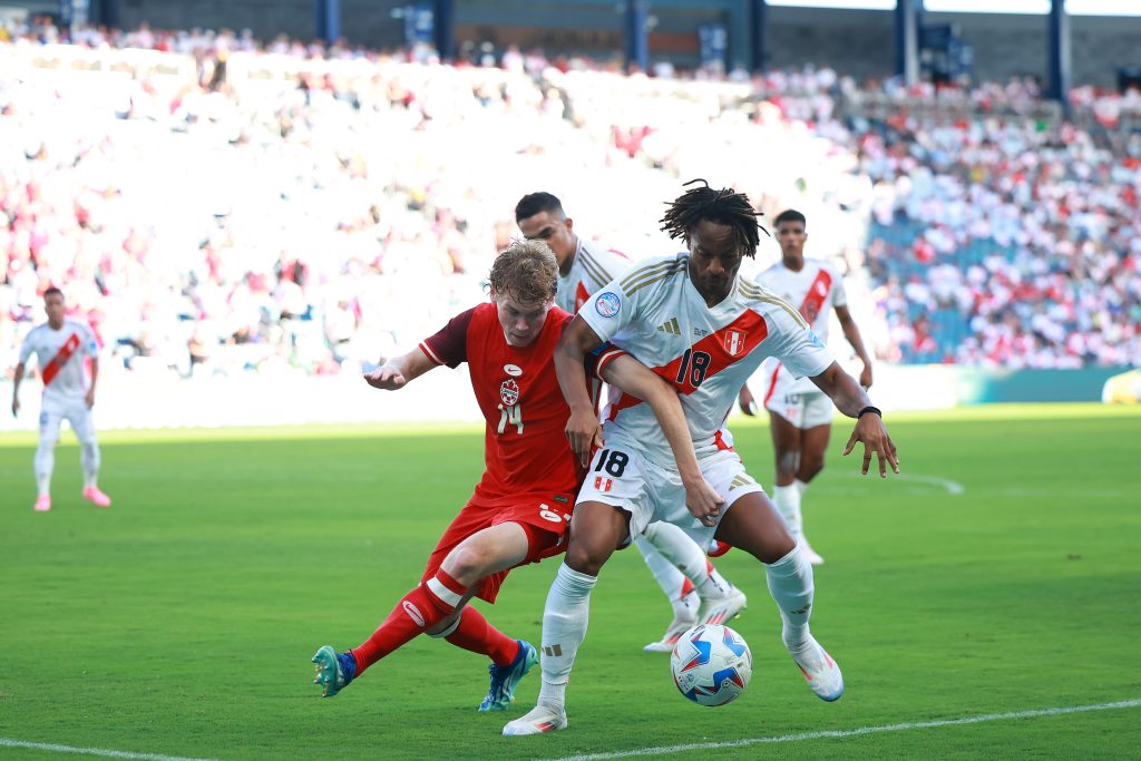 André Carrillo en acción durante la Copa América 2024: Perú quedó fuera en el Grupo A junto a Chile. (Héctor Vivas/Getty Images).