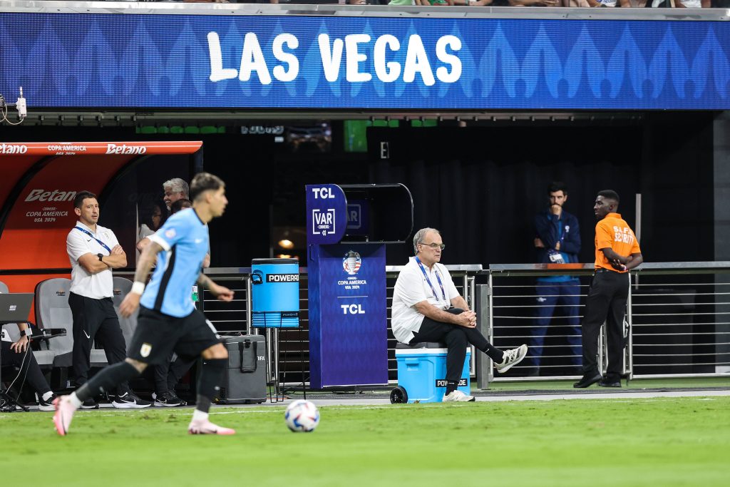 Bielsa dirigiendo a los jugadores de Uruguay en Copa América