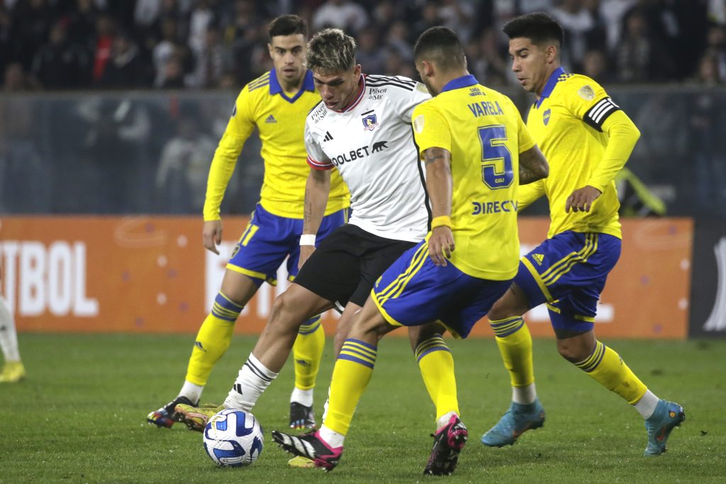 Carlos Palacios en acción ante Boca Juniors. (Jonnathan Oyarzun/Photosport).