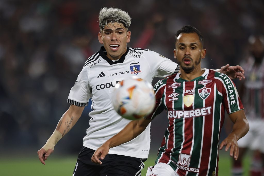 Carlos Palacios en acción ante Fluminense por la Copa Libertadores 2024. (Pepe Alvujar/Photosport).