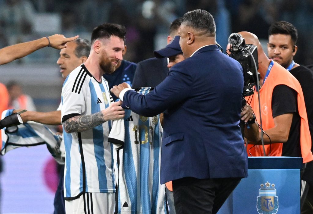 Chiqui Tapia premia a Messi. (Luciano Bisbal | Imago).