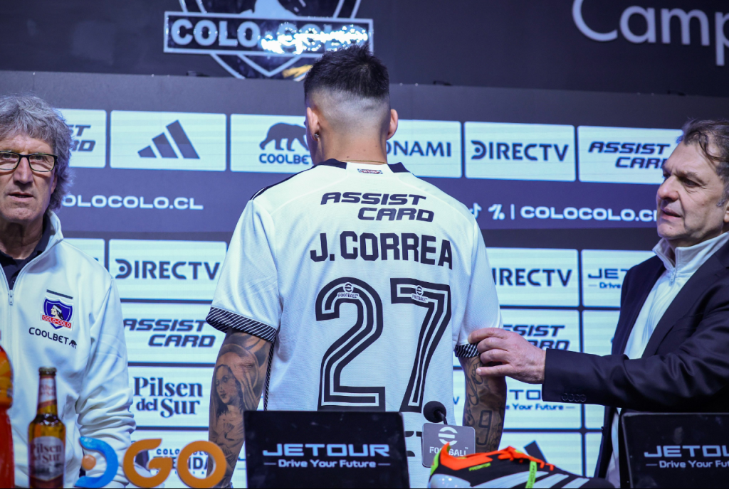 Javier Correa y la camiseta de Colo Colo. (Photosport).