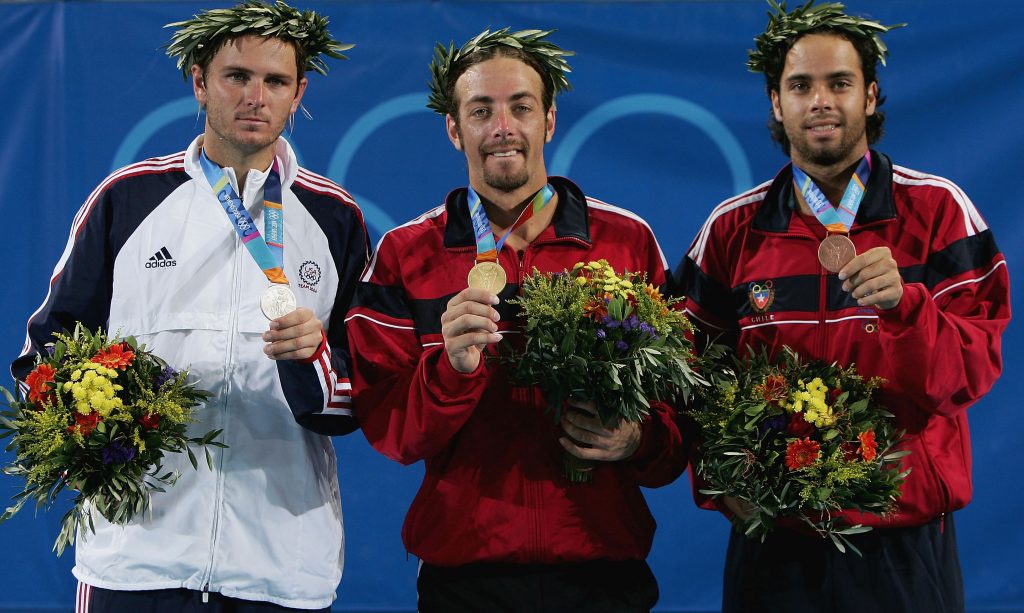 Massú y González en el podio de tenis en los Juegos Olímpicos de Atenas 2024. Imagen: Getty.
