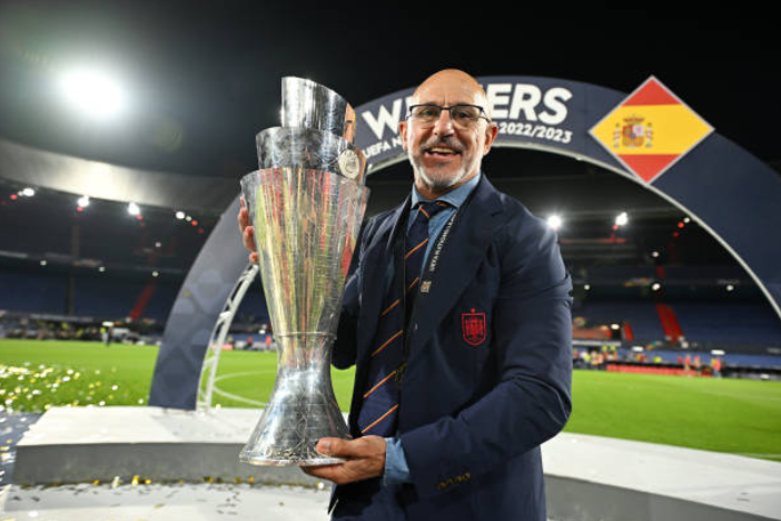 Luis de la Fuente con el trofeo de la UEFA Nations League. (Getty Images).